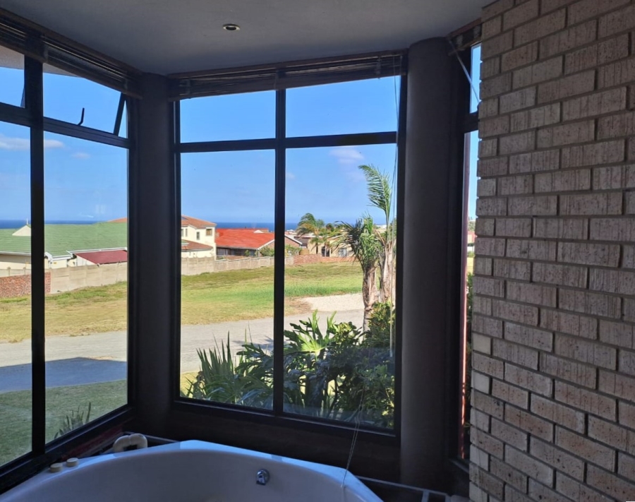 To Let 4 Bedroom Property for Rent in Wavecrest Eastern Cape